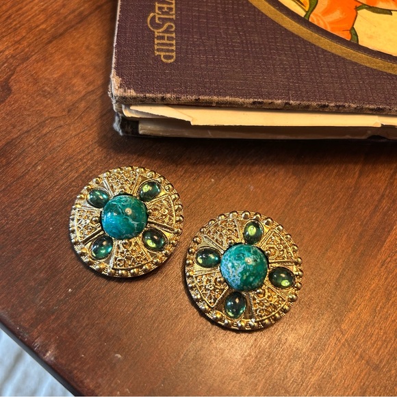 Vintage Jewelry - Buyers givy !!! Vintage Style Gold tone and Turquoise glass beads Earrings clip